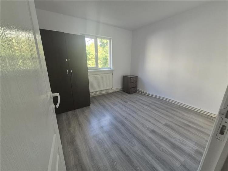 Apartament cu 3 camere semidecomandat în Dacia
