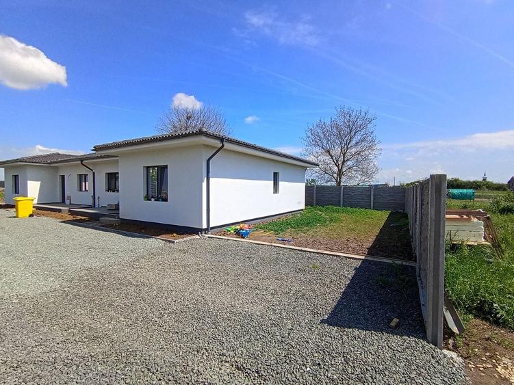 Duplex cu 3 camere cu Canalizare în Sânandrei