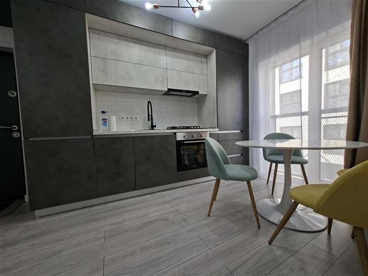 Apartament cu 3 camere semidecomandat, mobilat în Iris