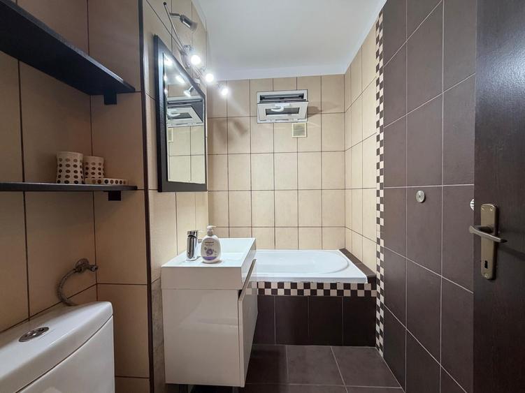 Apartament cu 3 camere semidecomandat în Titan