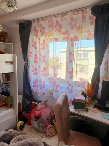 Apartament cu 3 camere semidecomandat în Cantemir