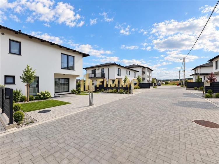 Duplex cu 4 camere cu Canalizare în Ipotești