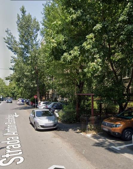 Apartament cu 3 camere semidecomandat în Berceni
