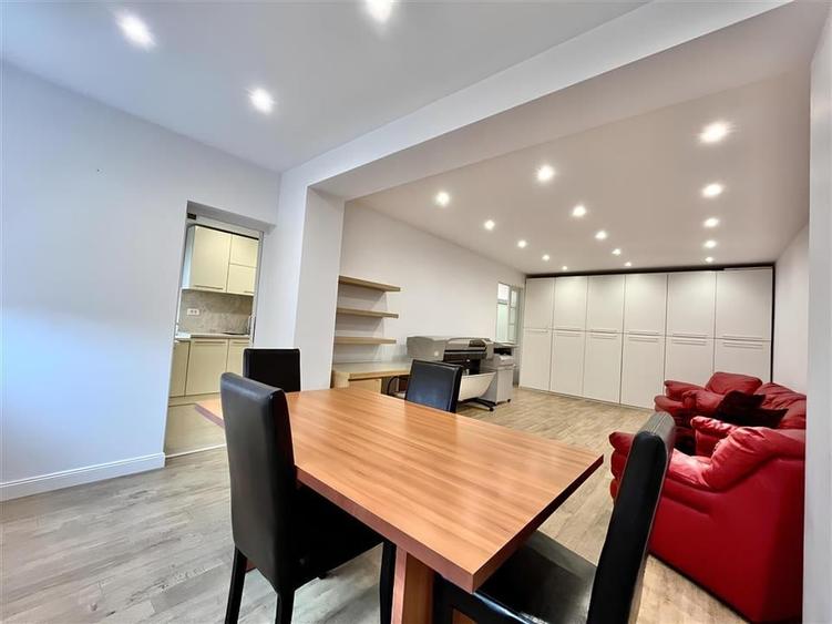 Apartament Decomandat Central cu 3 Camere potrivit unei S.C. - 2