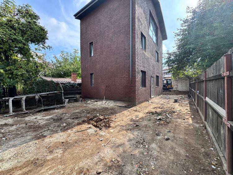 Casa individuala deosibita P+1+M. 4 cam. Util 140mp. Teren 154 mp - 2