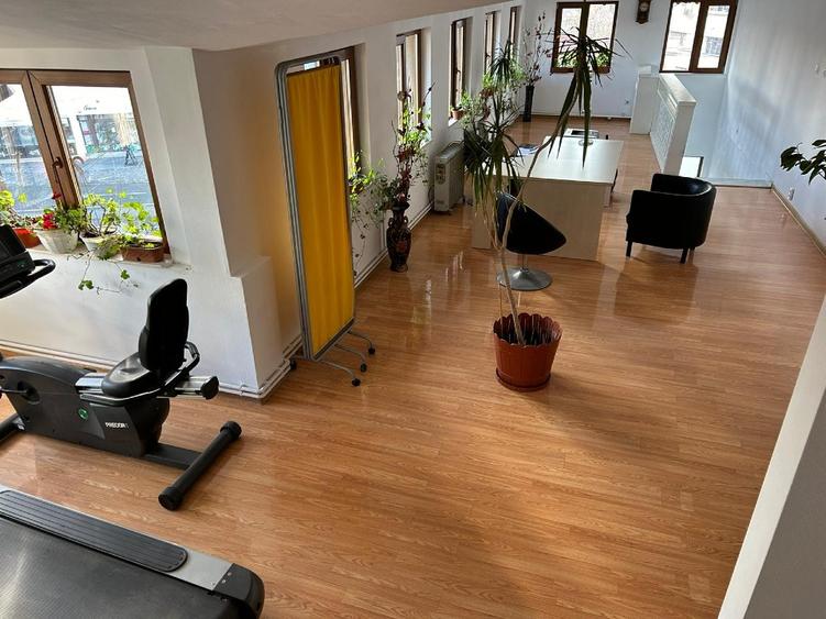 2 spații/apartamente – câte un etaj integral  ,în insulă/intersecție,la  Smith - 10