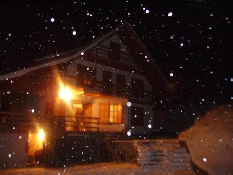 La poalele muntilor Piatra Craiului,pe domeniu de 4.000 mp teren, Brasov - 7