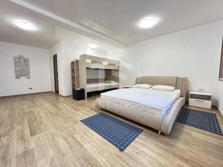 Casă cu 12 camere cu Canalizare în Periferie