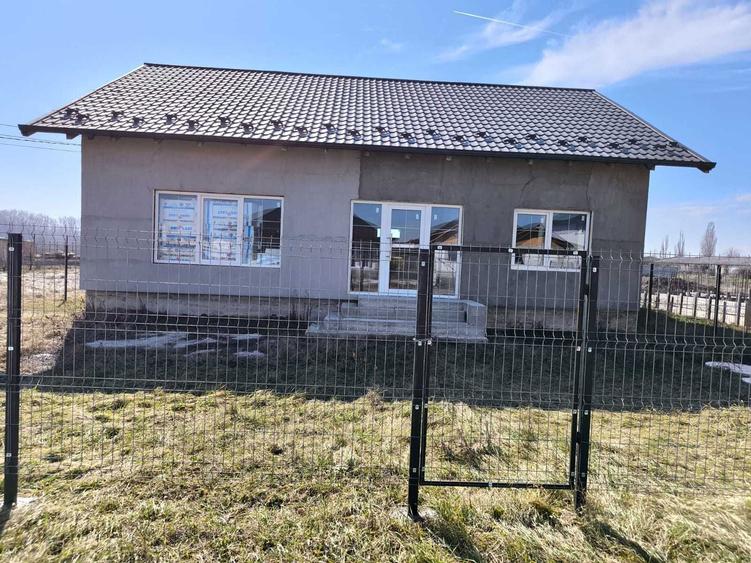 De vanzare casa cu 3 camere ,terasa de 25 metri patrati si gradina - 2