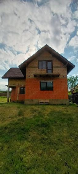 Vand casa cu mansarda la rosu. - 1