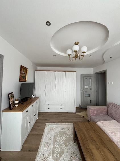 Vând Apartament cu două camere etaj 3 pe mijloc  - 5