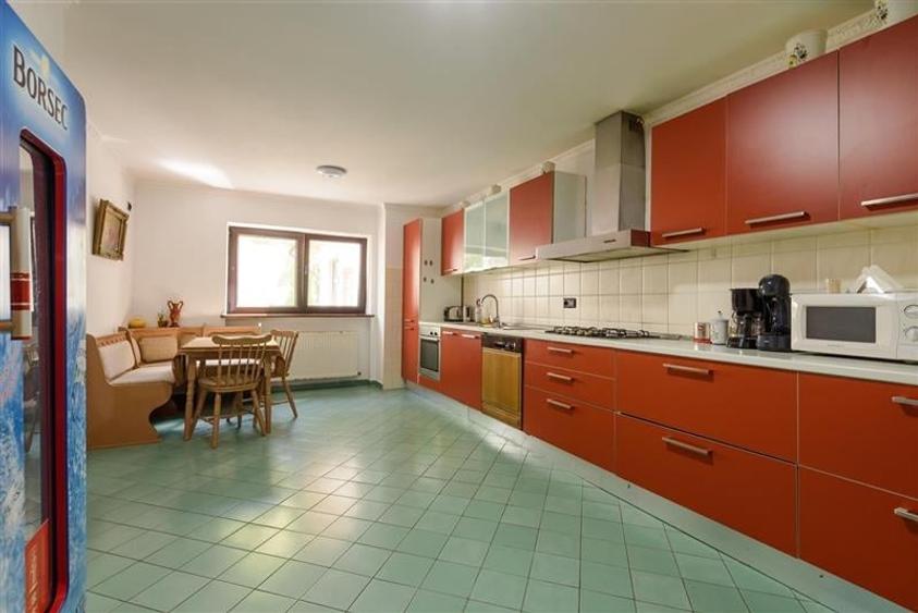 Pensiune:3 km de Castelul Bran, 2.900mp teren, aviz ISU, predare la cheie - 29