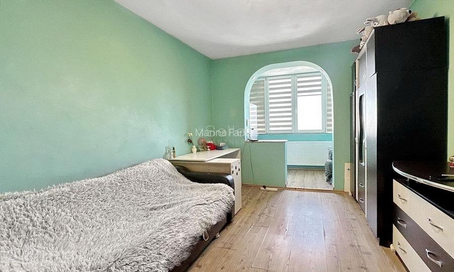Apartament cu 3 camere decomandat, mobilat în Calea București