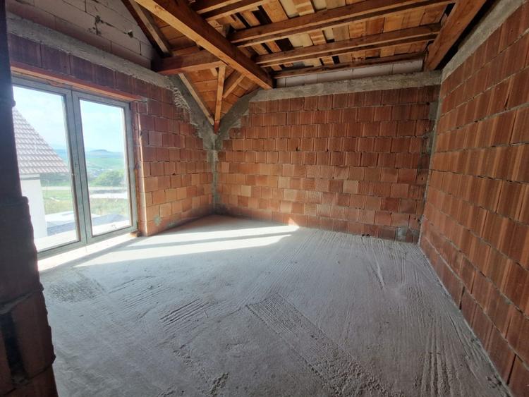 Casă cu 5 camere cu Teren 500 Mp în Șura Mare