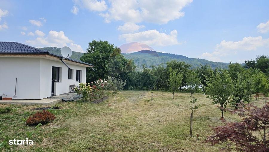 Casă cu 4 camere în Vânători-Neamț