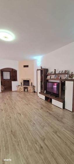 Casă cu 7 camere cu Teren 8000 Mp în Cosmești