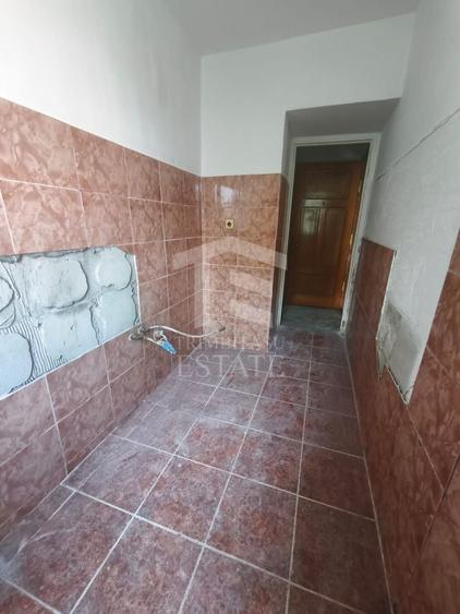 Apartament cu 3 camere semidecomandat în Central