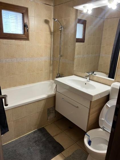 Apartament cu 3 camere semidecomandat în Tineretului