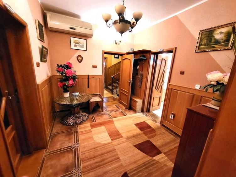 Casă cu 11 camere cu Teren 308 Mp în Exterior Vest