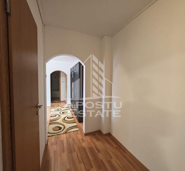 Apartament cu 3 camere semidecomandat în Aradului