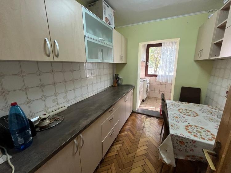 Apartament cu 3 camere decomandat, mobilat în Lipovei