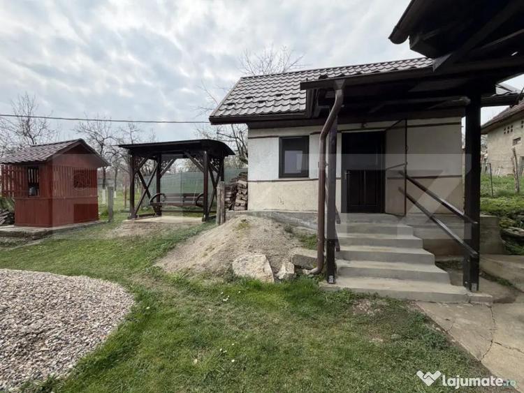 Casa cu 3 camere in suprafa?a de 80 mp ?i un teren de 2 - 9