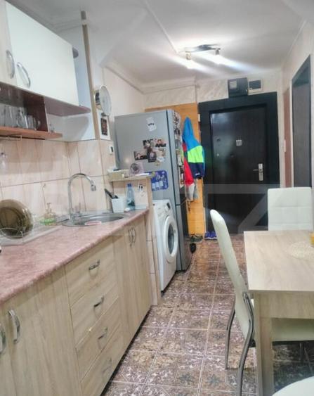 Apartament de vanzare, cu 2 camere, spa?ios ?i complet ren - 6