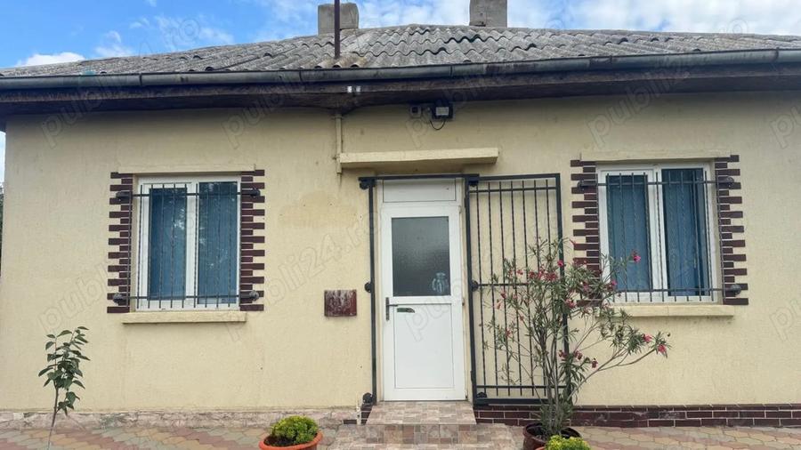 Casa cu pod mansardabil, 20 km de Delta Dunarii - 1