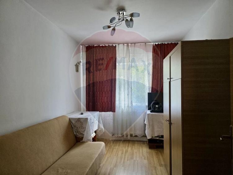 Apartament cu 3 camere de vanzare, str Bucovinei- zona Mioritei - 6