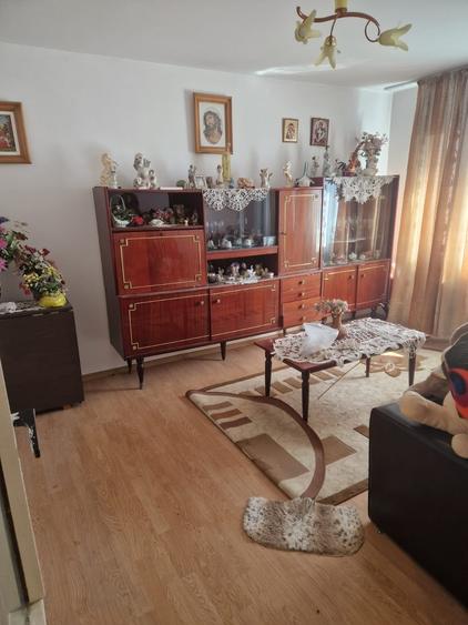 Apartament 3 camere zona Industriala , etaj 4 cu sarpanta ,decomandat - 2
