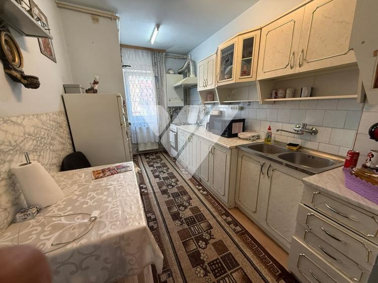 Apartament 3 camere decomandat etaj 2 zona Vasile Aaron Sibiu - 2