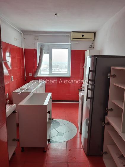 Malu Rosu ,se vine apartament cu trei camere ,pret  83000 euro
