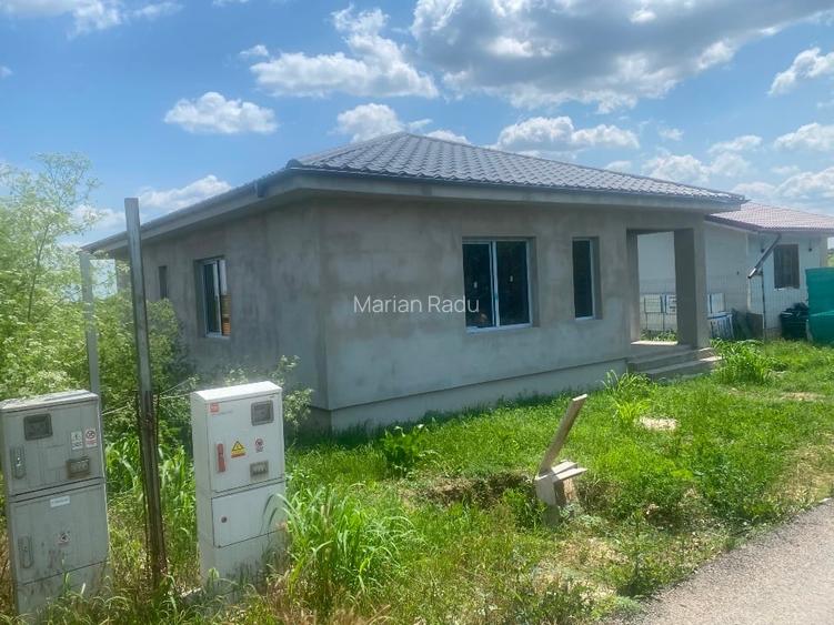 Casă individuală 3 camere plus tereasa zona sintesti