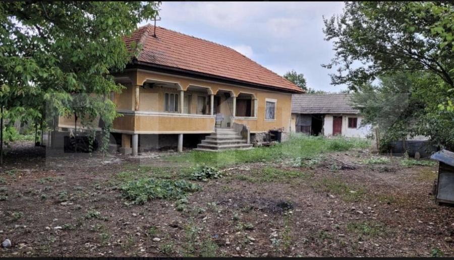 Casa si Teren-6870 Mp Comuna Arcani - 1