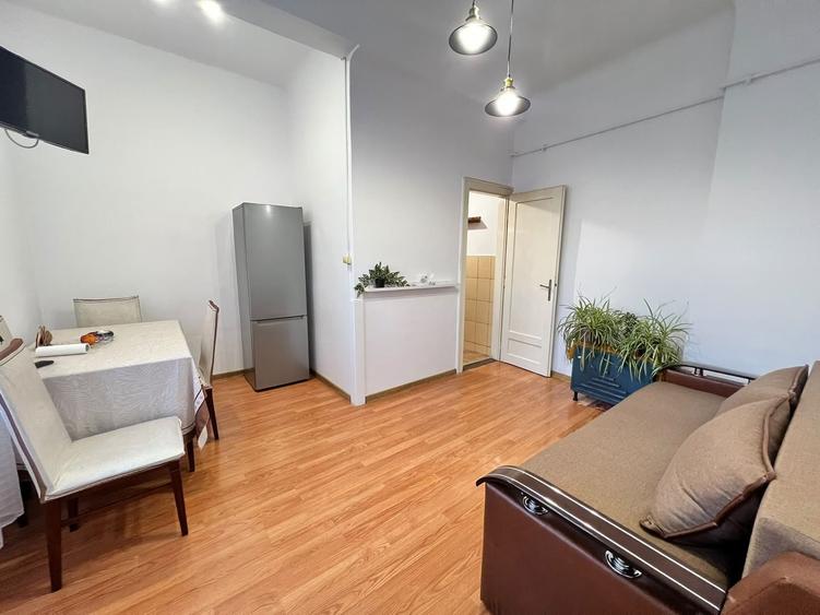 Apartament cu 3 camere semidecomandat, mobilat în Ultracentral