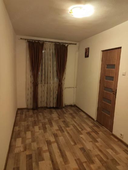 Apartament cu 2 camere semidecomandat în Craiovița Nouă