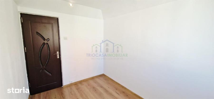 Apartament cu 3 camere semidecomandat în Craiovița Nouă