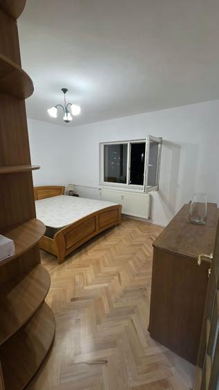 Apartament cu 2 camere decomandat în P-ța Victoriei