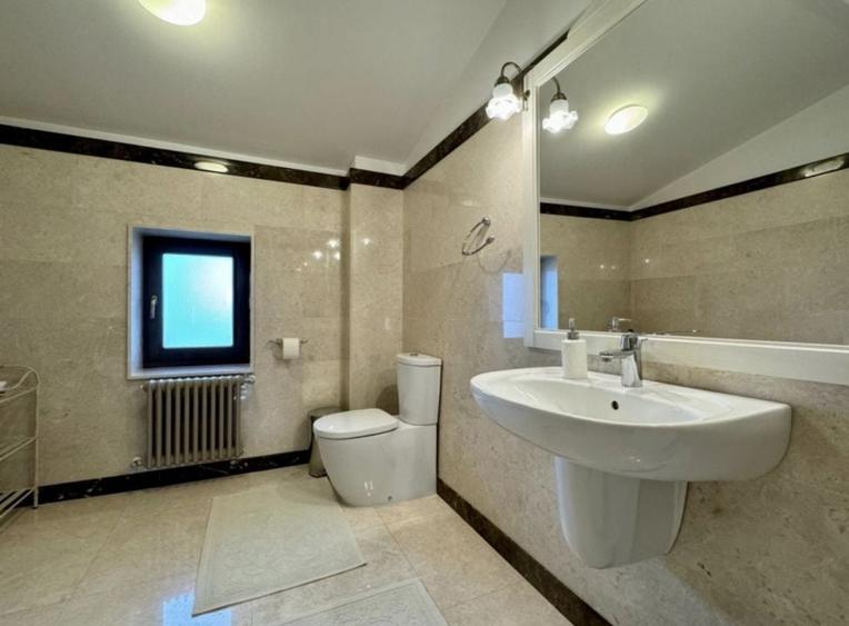 Casă individuală cu 7 camere cu Piscina în Domnești