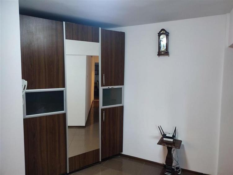 Apartament cu 3 camere decomandat, mobilat în Zimbru