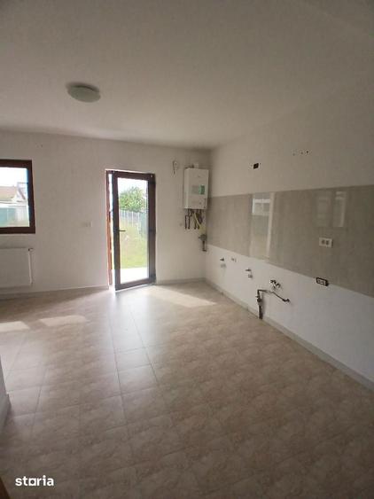 Casă cu 4 camere cu Teren 400 Mp în Dumbrăvița