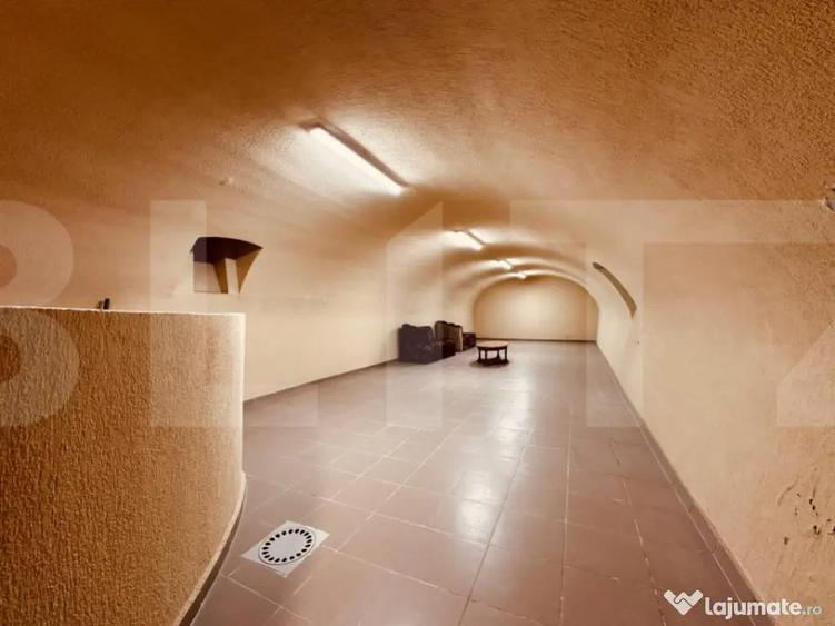 Casa spatioasa cu 5 dormitoare, doua bucatarii si teren de 1 - 4