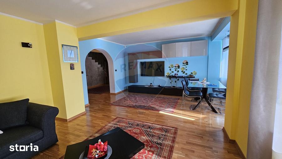 Casă cu 8 camere cu Teren 811 Mp în Obcini
