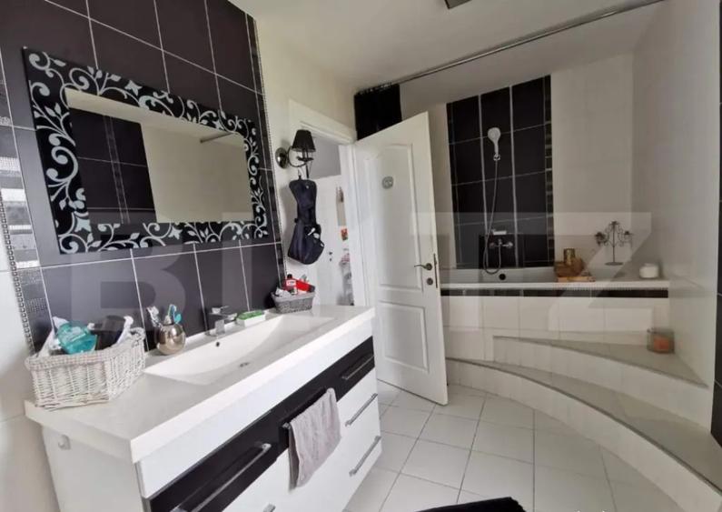 Casa eleganta, cu rafinament ?i intimitate un camin - 8