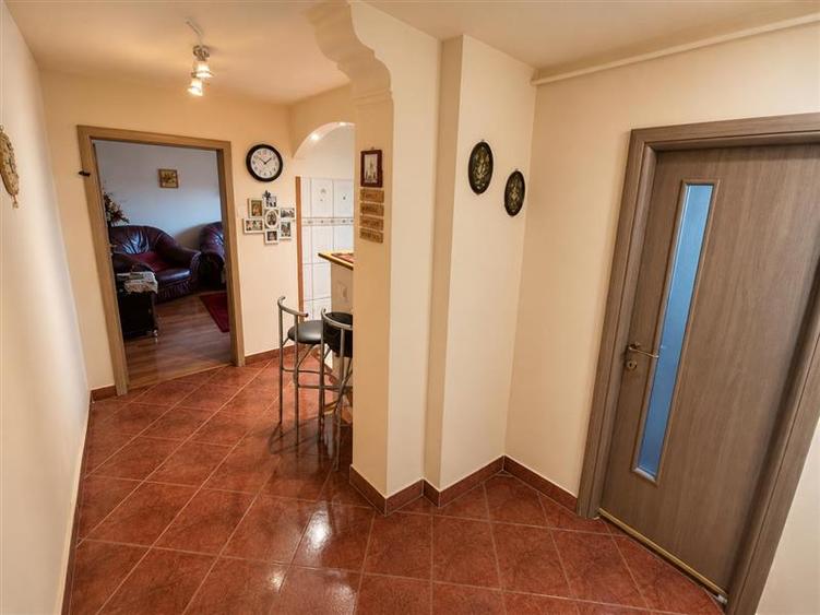 Apartament cu 3 camere decomandat, mobilat în Astra