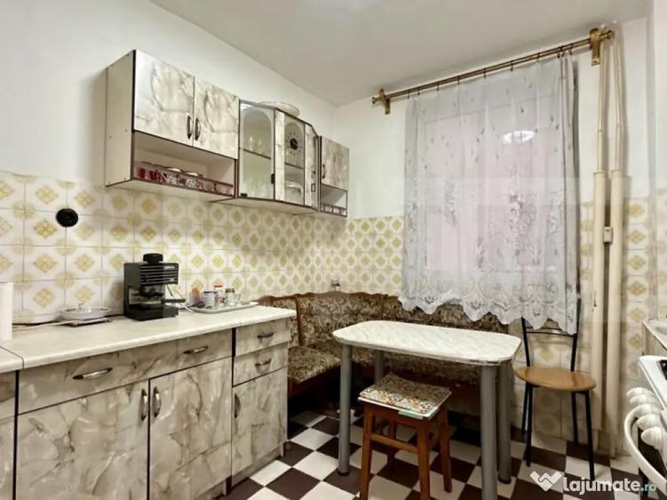 Apartament de vanzare, decomandat cu 3 camere, zona Dacia - 6