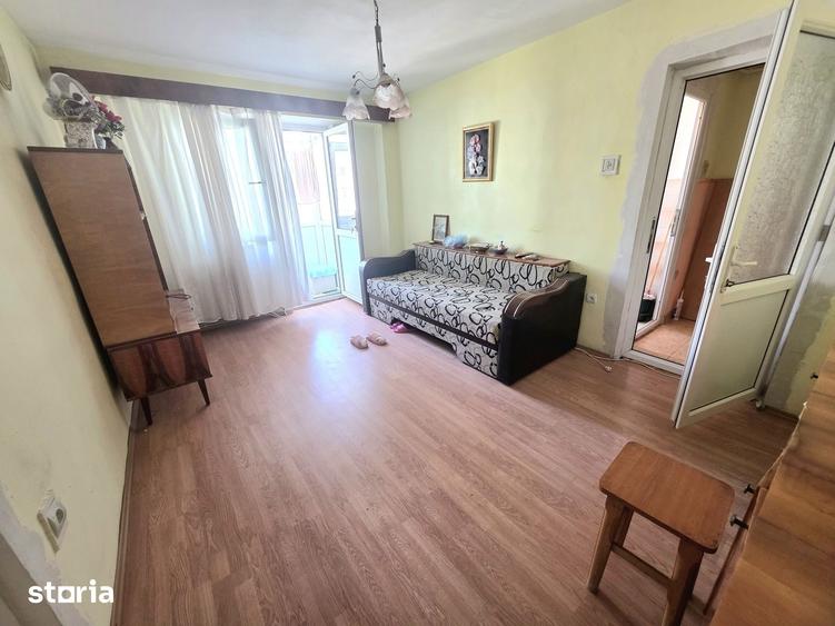 Apartament cu 3 camere semidecomandat în Obor