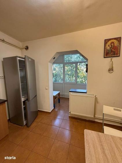 Apartament cu 3 camere decomandat în Rovine