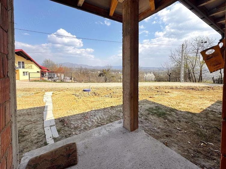 Casa pe un nivel, constructie la rosu situata in Grosi - 1
