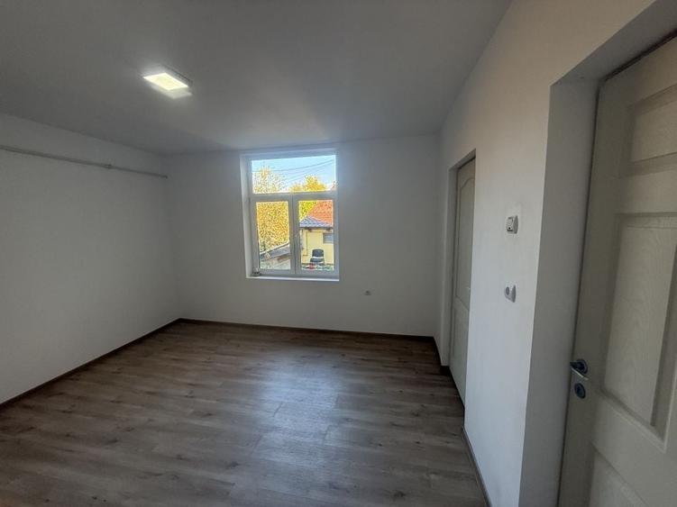 2 corpuri de Casă renovate + teren 125 mp Campina - 8